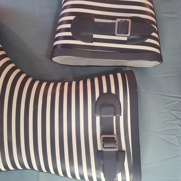 JOURNEE COLLECTION "Settle" Rain Boot in Stripped Black & Cream with Coral Sole - Picture 15 of 16